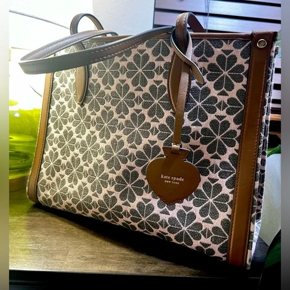 * SOLD * Kate Spade Flower Jacquard Market Medium Tote - Picture 1 of 8